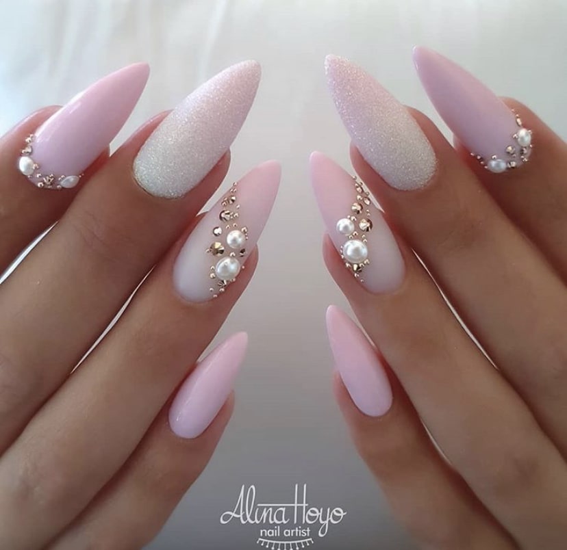 Классический бело-розовый маникюр, украшенный стразами