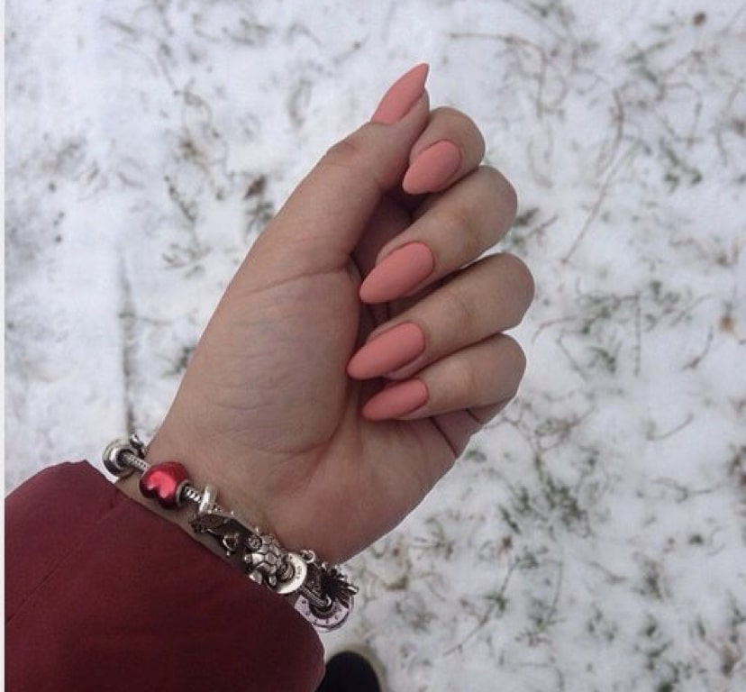 Классический нежный маникюр на миндалевидных ногтях