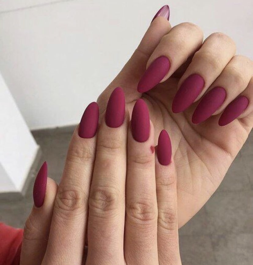 Классический нежный маникюр на миндалевидных ногтях