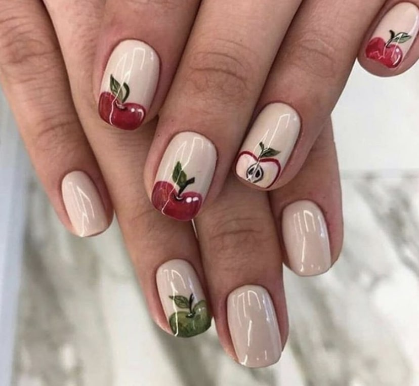 Короткие ногти, украшенные фруктовыми рисунками