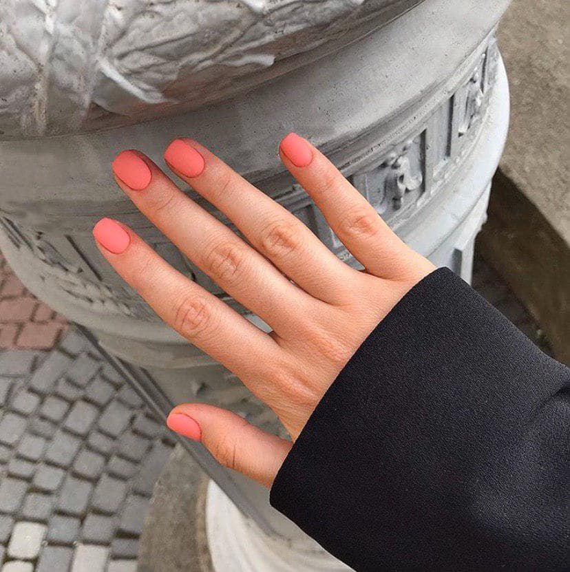 Матовый корраловый маникюр на коротких ногтях 