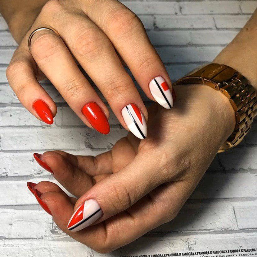 Красно-белый маникюр с геометричискими полосками