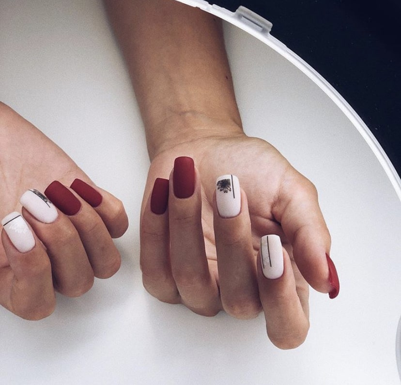 Красно-бежевый маникюр с росписью