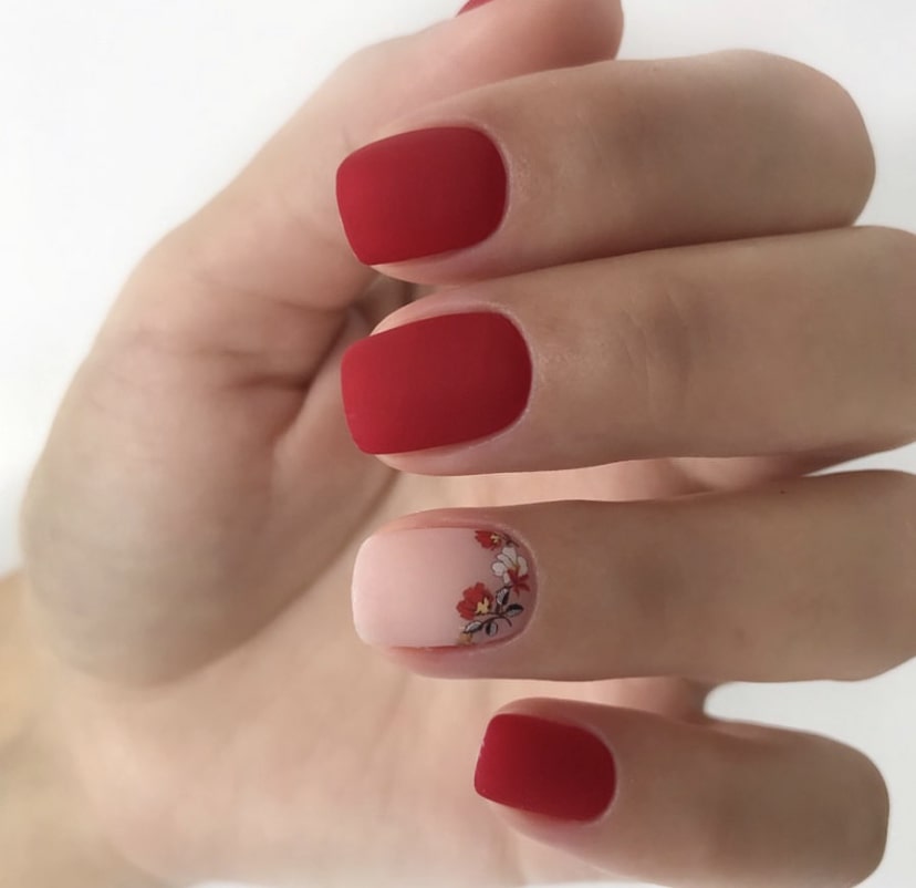 Красно-бежевый маникюр с росписью