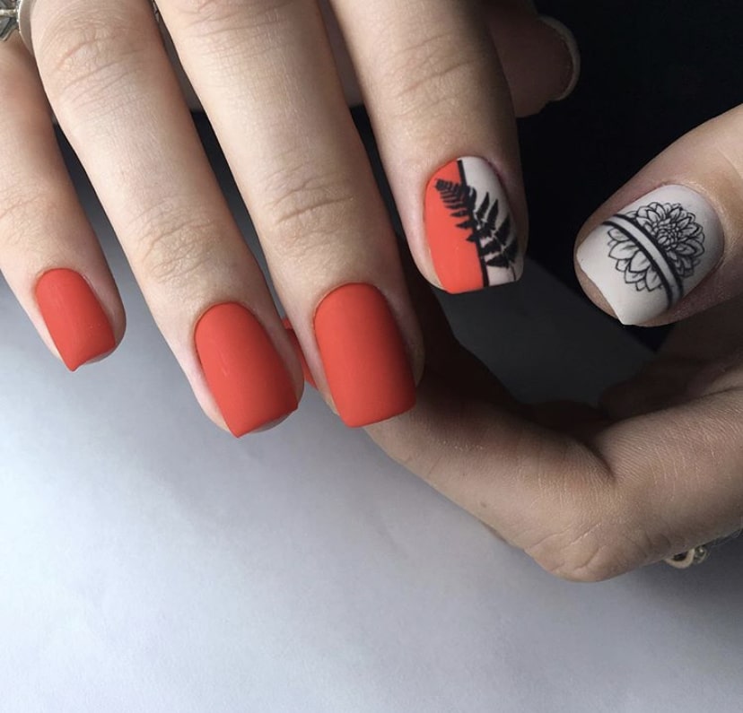 Красно-бежевый маникюр с росписью