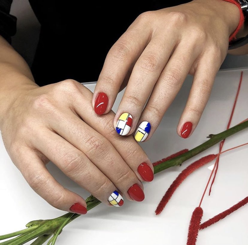 Красно-синий маникюр