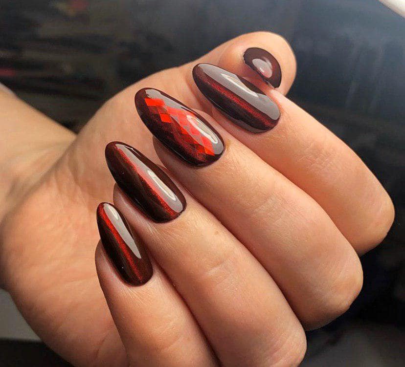 Красный маникюр кошачий глаз с дизайном