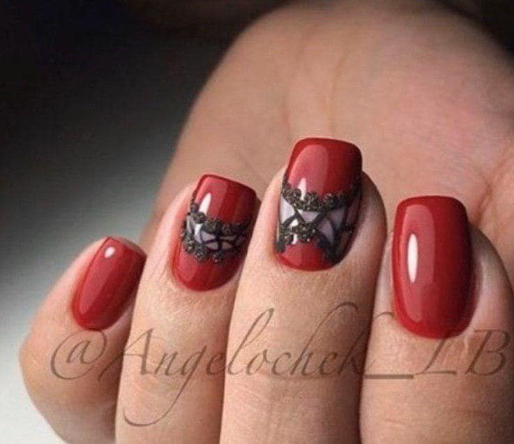 Красный маникюр на коротких ногтях  с узорами из акриловой пудры