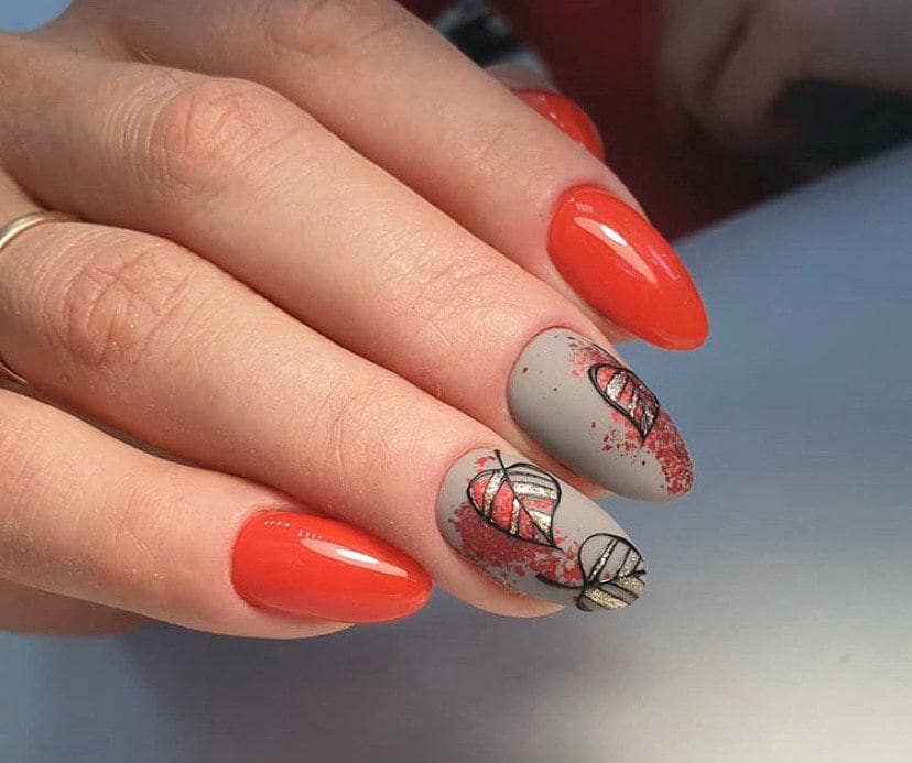 Красный маникюр с фольгой и листиками на осень