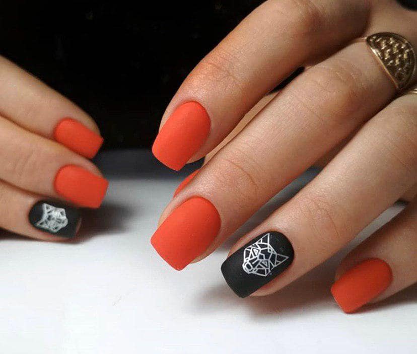 Маникюр в красном цвете с наклеечкой