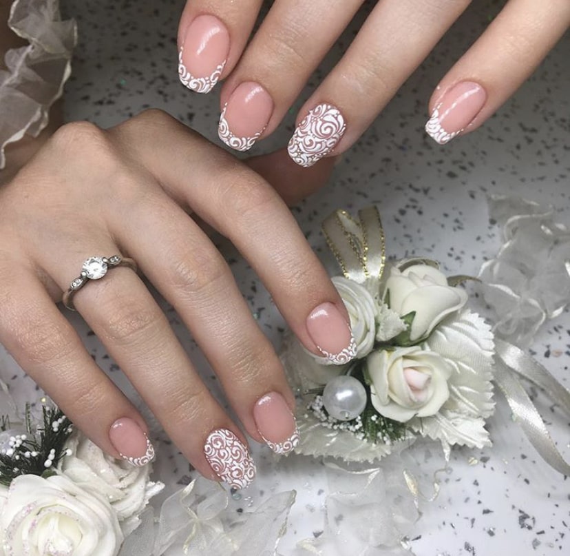 Кружевной французский маникюр
