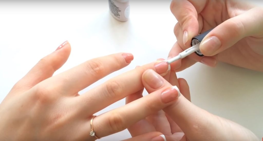 Наносим белый лак по краю ногтей