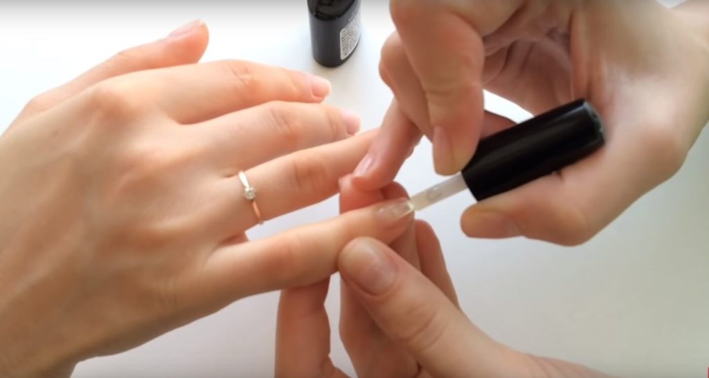 Обезжириваем ногти