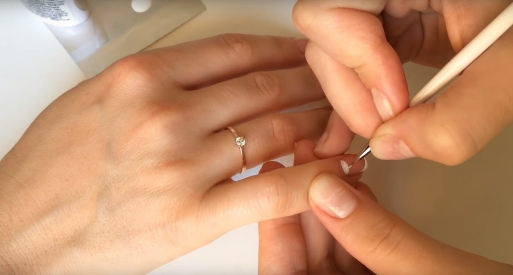 Закрашиваем лунку белым лаком