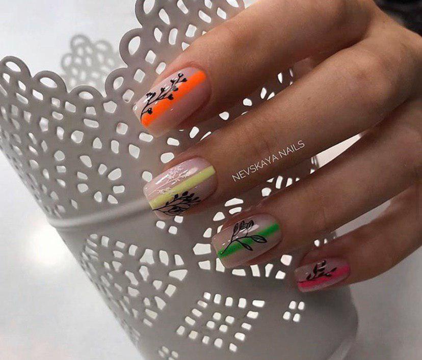 Летние нежные цветы на светлом фоне