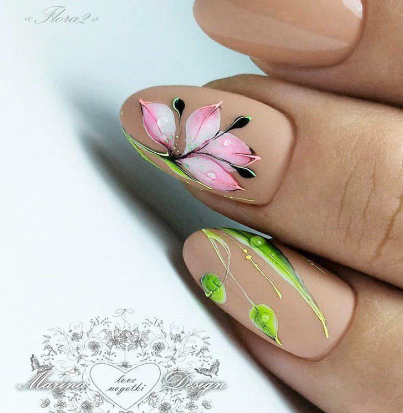 Летние нежные цветы на светлом фоне