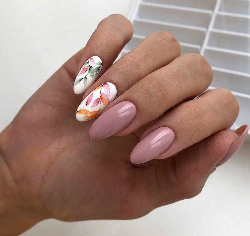 Летние нежные цветы на светлом фоне