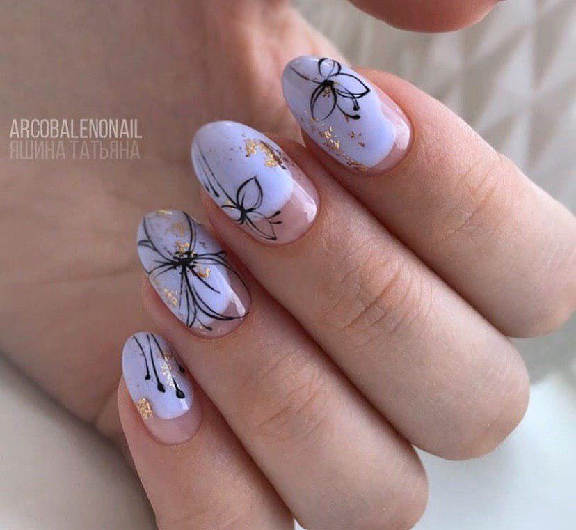 Летние нежные цветы на светлом фоне