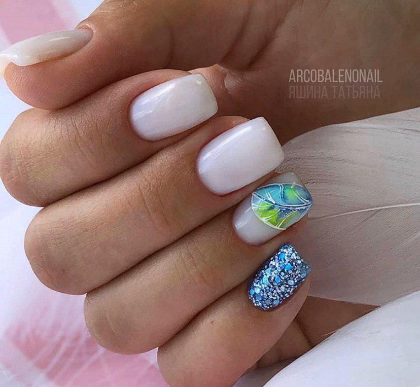 Летние нежные цветы на светлом фоне