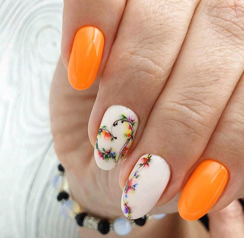 Летние нежные цветы на светлом фоне