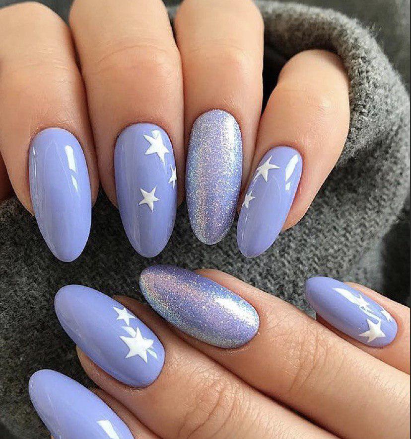 Лиловый маникюр с звездочками и блестками на зиму 2020