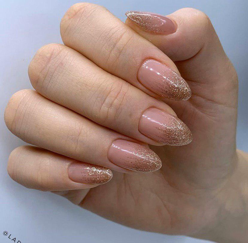 Маникюр бежевый с омбре в золотом цвете на зиму или Новый год