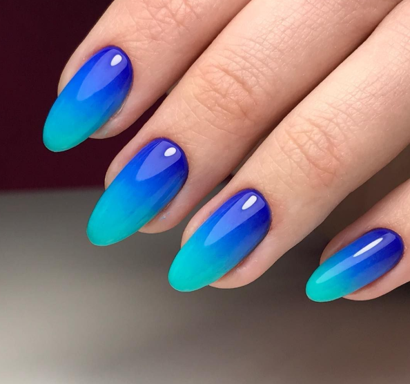 Маникюр бирюзово-синий маникюр на овальных ногтях