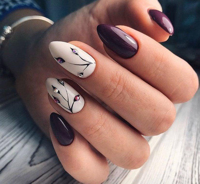 Маникюр бордового цвета с дизайном на осень