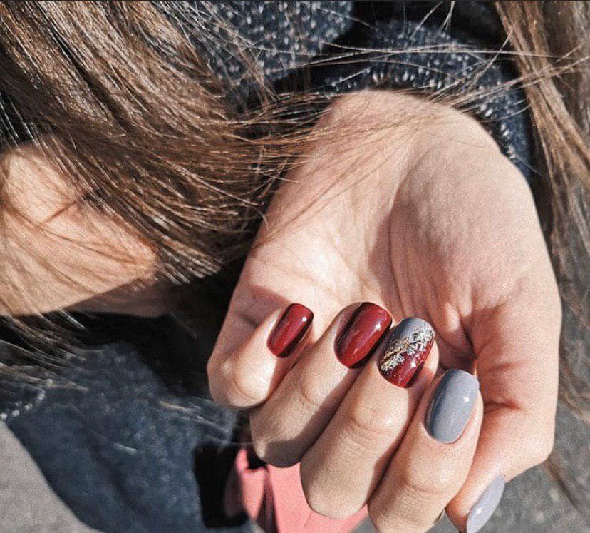 Маникюр бордового цвета с дизайном на осень