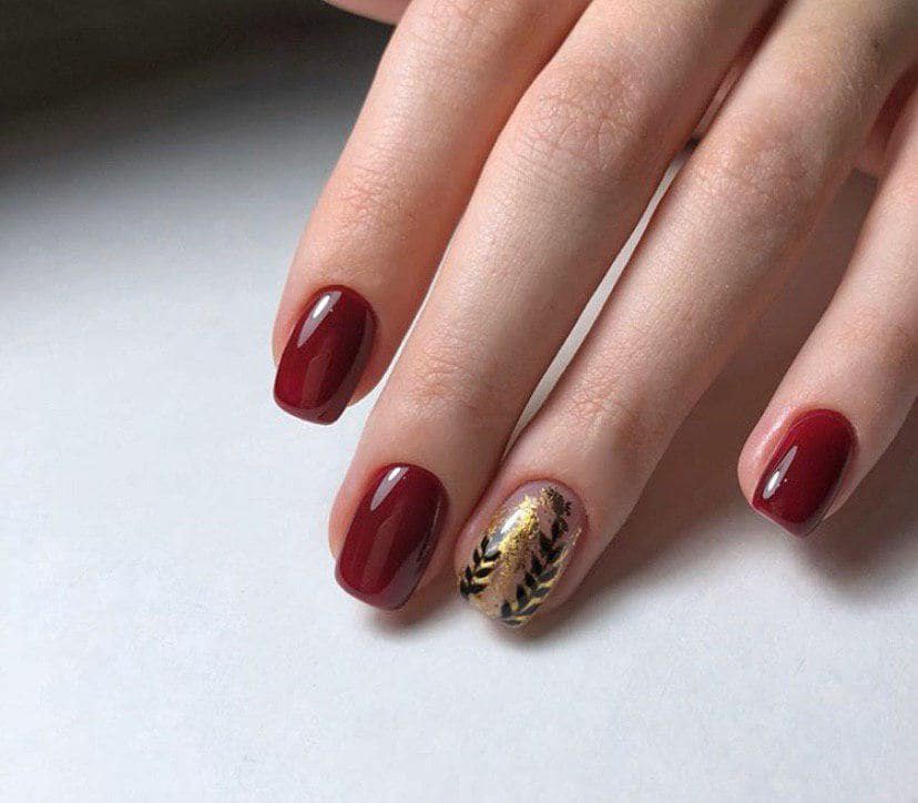 Маникюр бордового цвета с дизайном на осень
