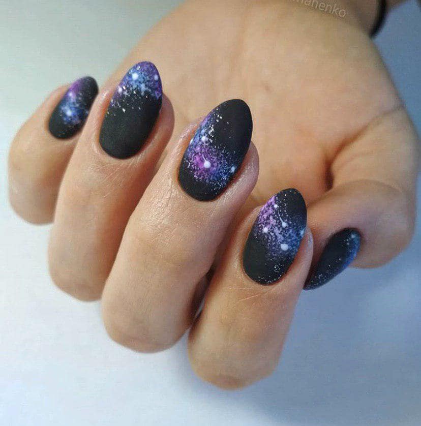 Маникюр черного цвета с дизайном на осень2019