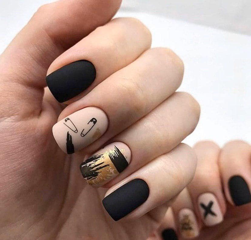 Маникюр черного цвета с дизайном на осень2019