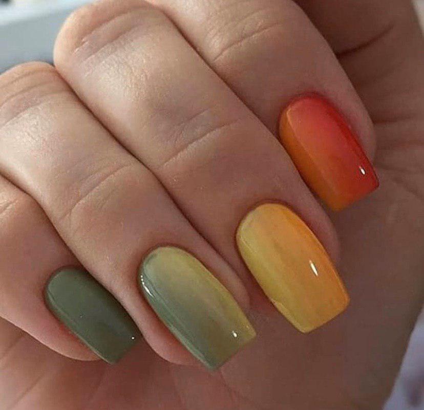 Маникюр горизонтальное омбре в разных цветах на квадратных ногтях