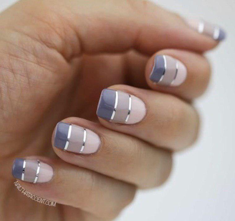 Маникюр градиент с полосками на коротких ногтях