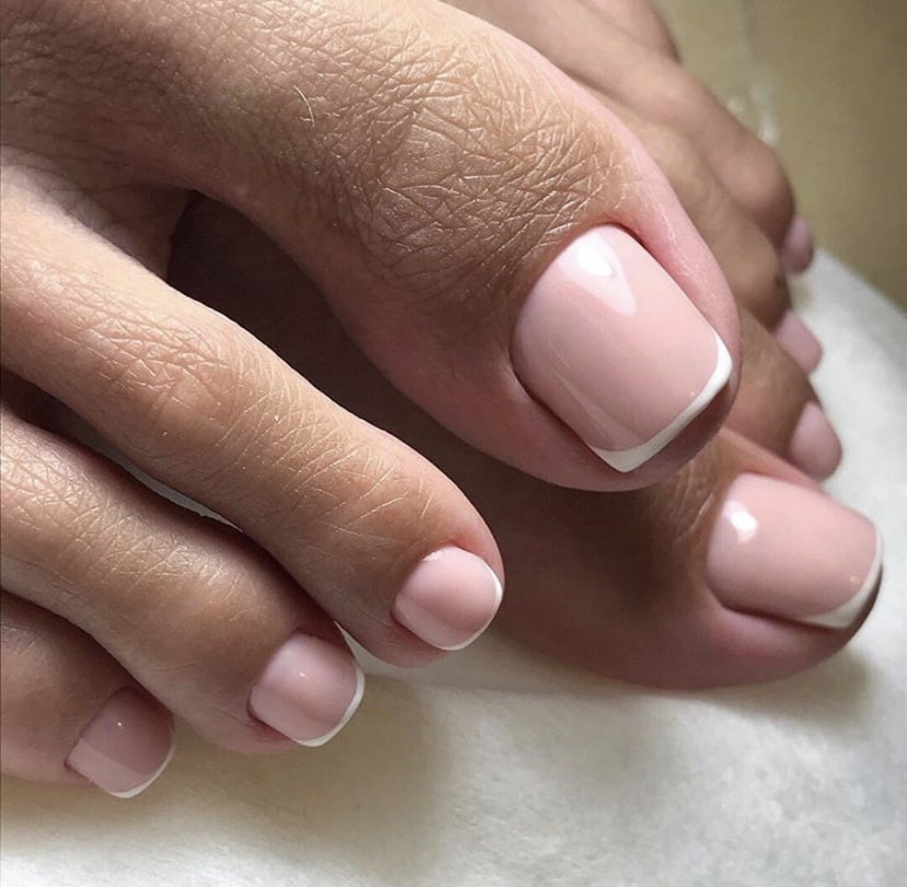 Нежный педикюр в пастельных тонах