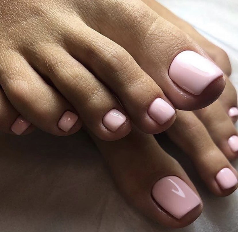 Маникюр и педикюр в пастельных тонах