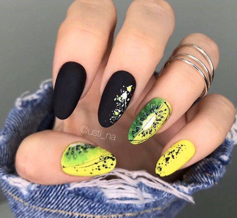 Маникюр киви на черном фоне