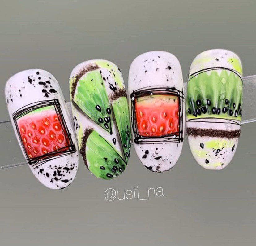 Маникюр киви с клубникой на белом фоне