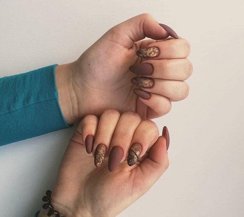 Маникюр корицевого цвета с дизайном на осень