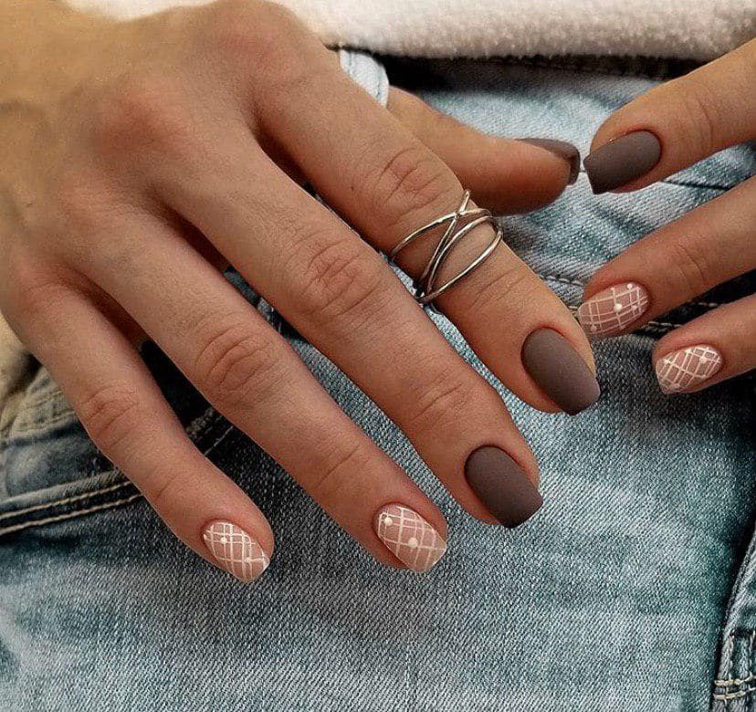 Маникюр корицевого цвета с дизайном на осень