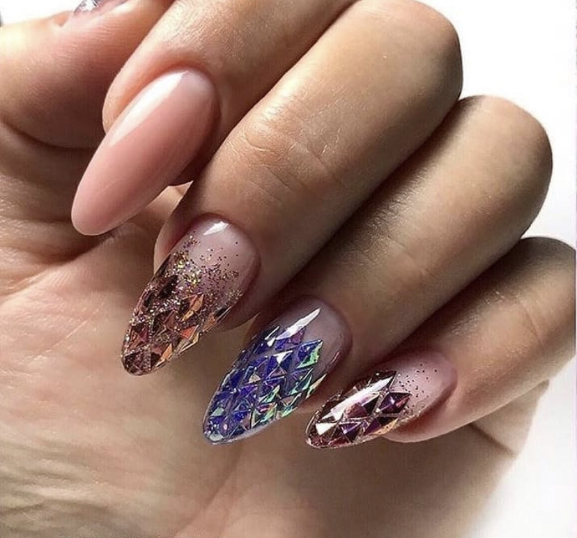 Маникюр миндалевидной формы с камифубиками