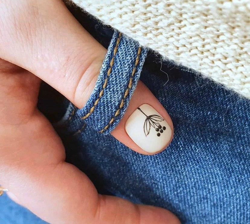 Маникюр на весну нежный маникюр с рисунком на короткие ногти