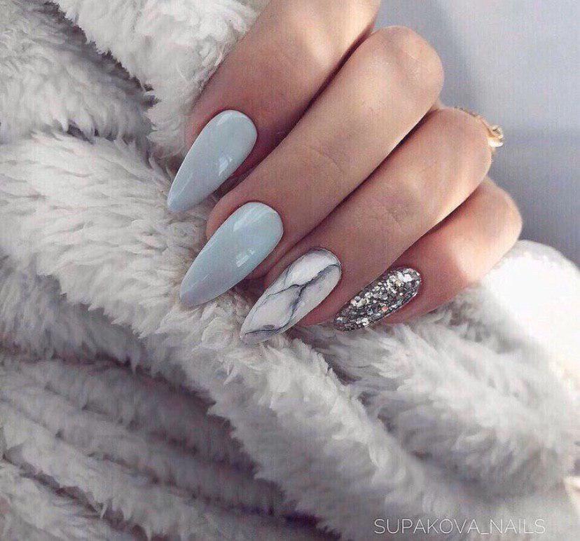 Маникюр на зиму с мрамором втиркой и глитером на новый год