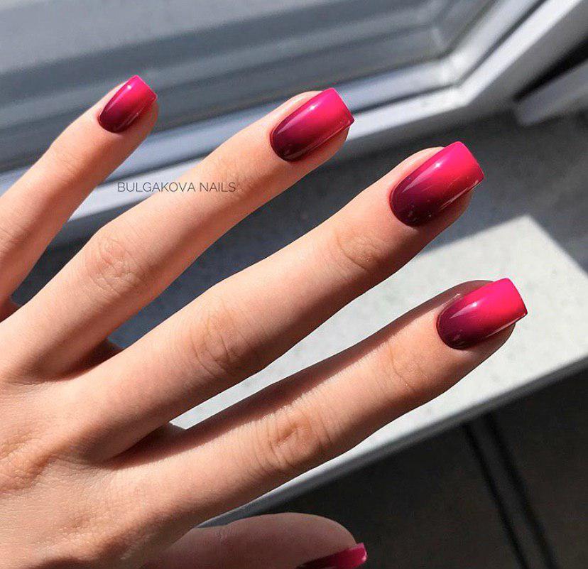 Маникюр омбре с черного в бордовый на квадратных ногтях
