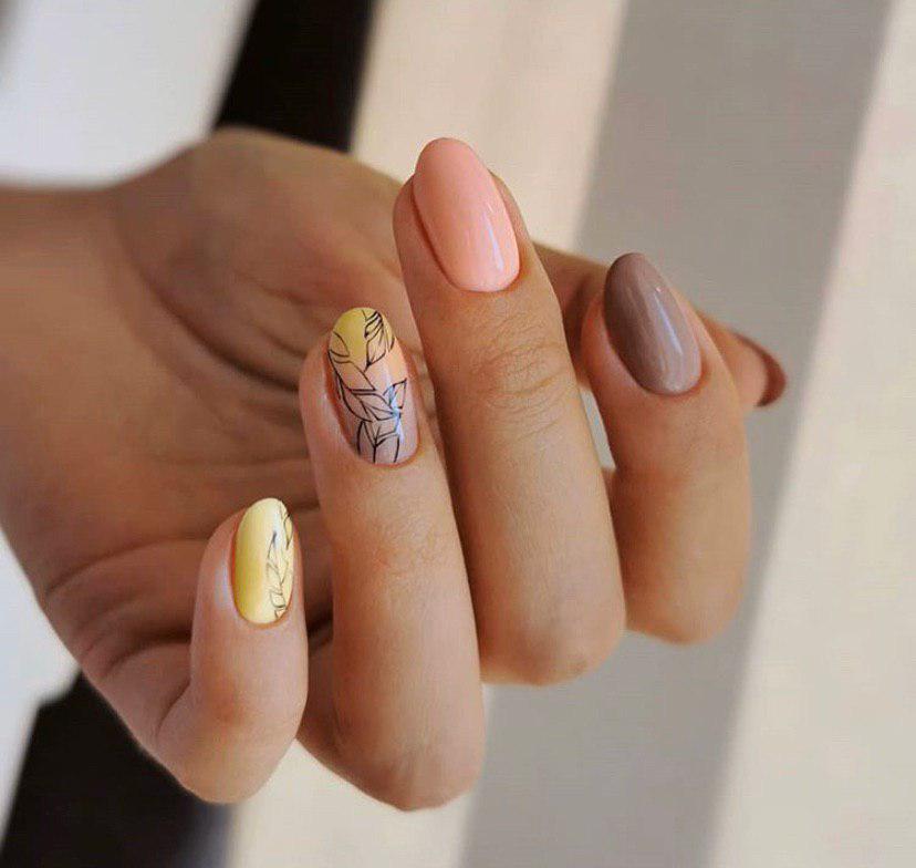 Маникюр омбре с дизайном листьями на овальных ногтях