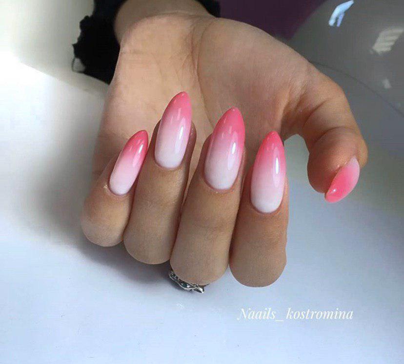 Маникюр омбре с нежно розового переходящее в ярко-розовый на ногтях миндальной формы