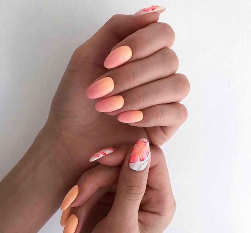 Маникюр омбре с оранжевым переходом в роховый с дизайном на овальной форме ногтей