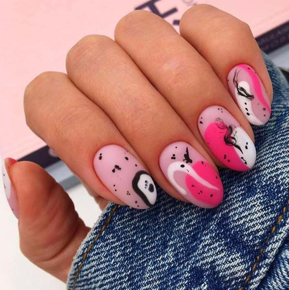 Абстрактный маникюр на коротких ногтях 