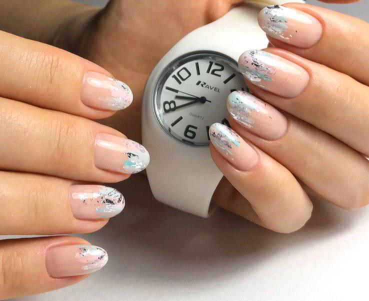 Маникюр с мазками и серебром на зиму 2020