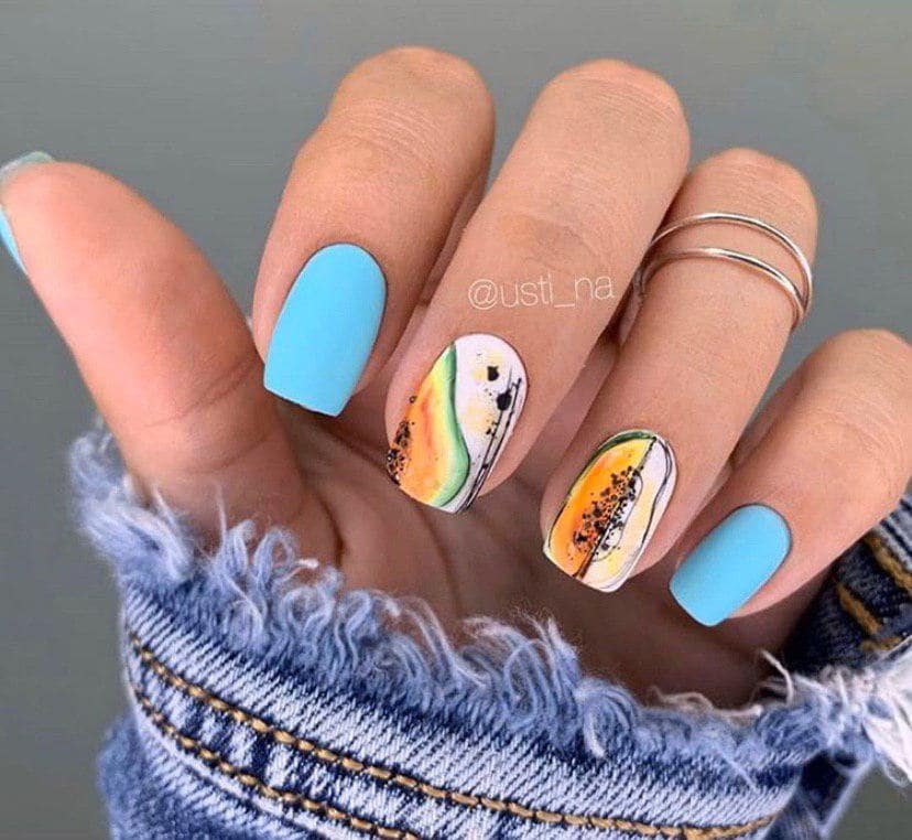 Маникюр с папаей и голубым цветом